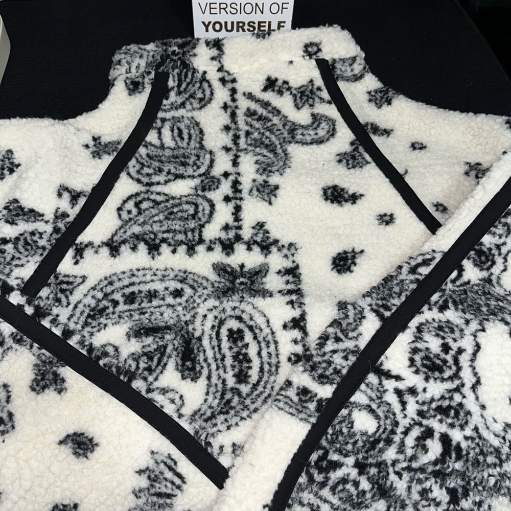 VICI Black & White Plush Sweater half zipper - Picture 10 of 14